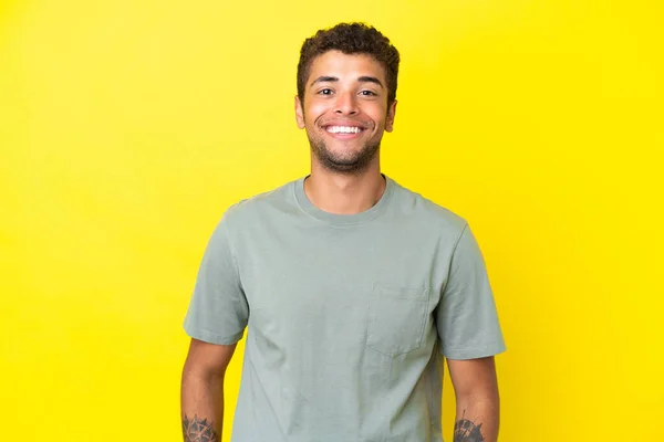 Junger Gut Aussehender Brasilianischer Mann Auf Gelbem Hintergrund Lacht — Stockfoto