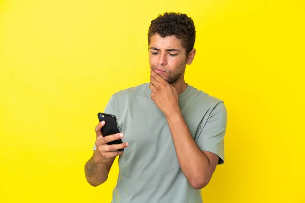 Jonge Knappe Braziliaanse Man Geïsoleerd Gele Achtergrond Denken Het Verzenden — Stockfoto