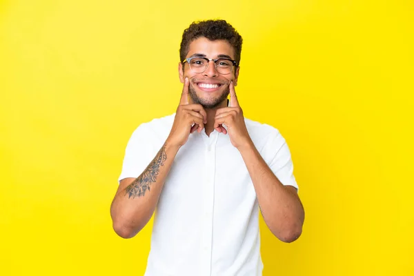 Junger Gut Aussehender Brasilianischer Mann Auf Gelbem Hintergrund Der Mit — Stockfoto
