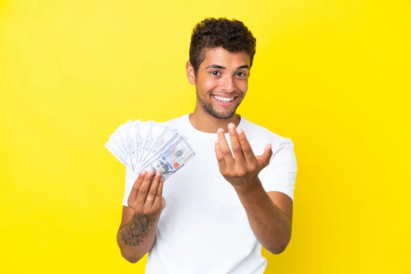 Jonge Braziliaanse Man Neemt Veel Geld Geïsoleerd Gele Achtergrond Nodigt — Stockfoto