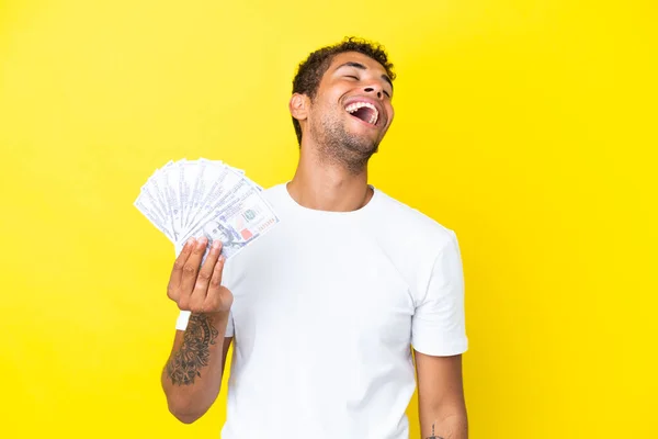 Jonge Braziliaanse Man Neemt Veel Geld Geïsoleerd Gele Achtergrond Lachen — Stockfoto