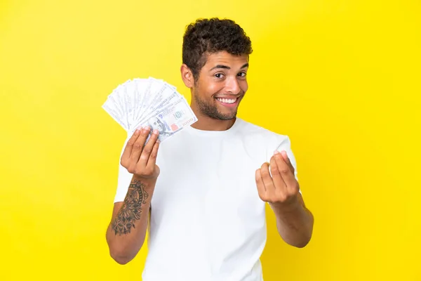 Jonge Braziliaanse Man Neemt Veel Geld Geïsoleerd Gele Achtergrond Geld — Stockfoto