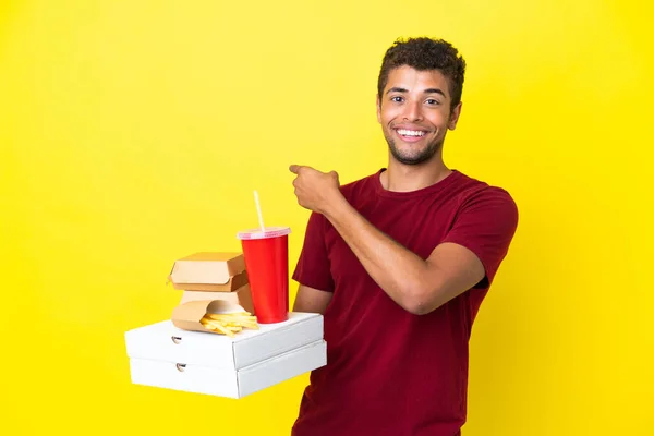 Jeune Homme Brésilien Tenant Des Pizzas Des Hamburgers Fond Isolé — Photo