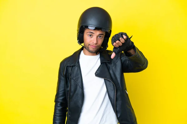 Joven Brasileño Con Casco Moto Aislado Sobre Fondo Amarillo Mostrando — Foto de Stock