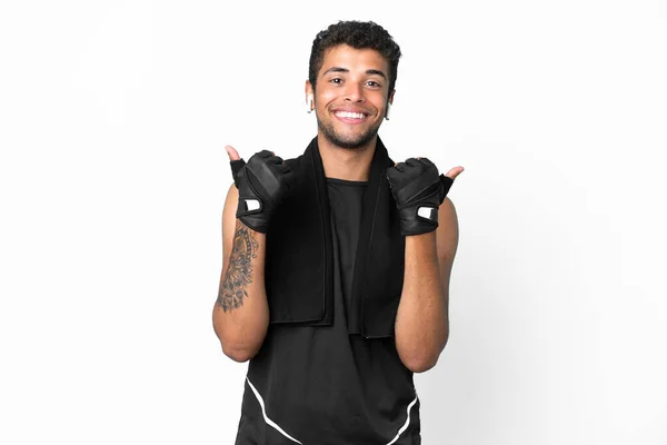 Спорт Бразильський Чоловік Рушником Ізольований Білому Тлі Великими Пальцями Вгору — стокове фото