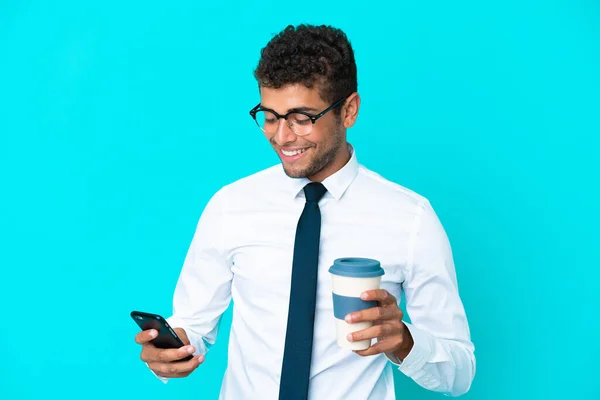 Junger Geschäftsmann Aus Brasilien Isoliert Auf Blauem Hintergrund Mit Kaffee — Stockfoto