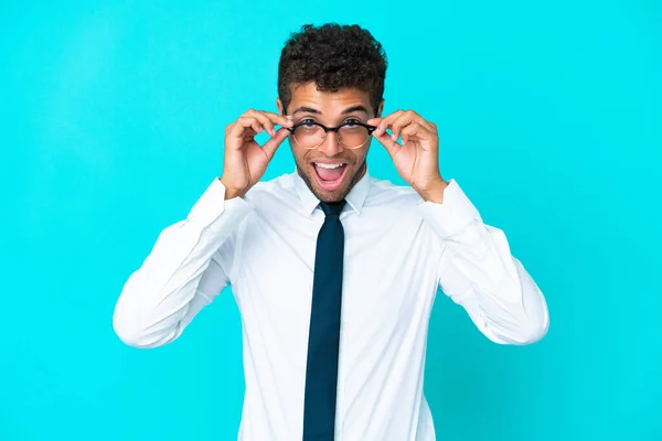 Mladý Obchod Brazilský Muž Izolované Modrém Pozadí Brýlemi Překvapen — Stock fotografie