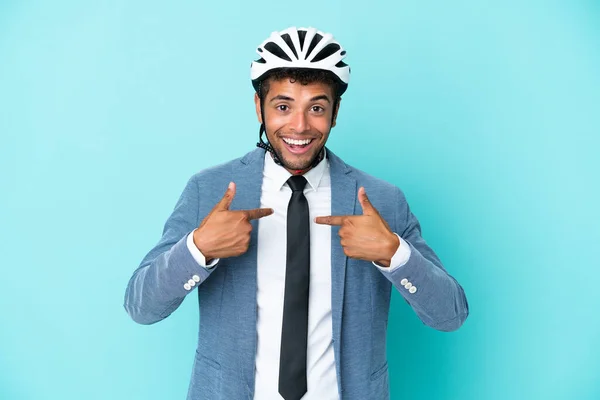年轻的巴西商人 头戴自行车头盔 蓝色背景 面部表情惊讶 — 图库照片