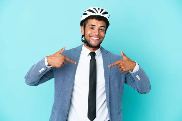 Молодий Бізнесмен Бразилії Шоломом Велосипеді Ізольований Синьому Фоні Гордий Самозадоволений — стокове фото