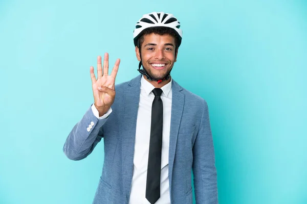 年轻的巴西商人 戴着自行车头盔 蓝色背景 快乐极了 手指头数着四个 — 图库照片