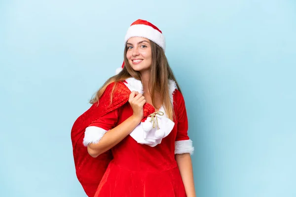 Anne Noel Gibi Giyinmiş Mavi Arka Planda Izole Edilmiş Noel — Stok fotoğraf