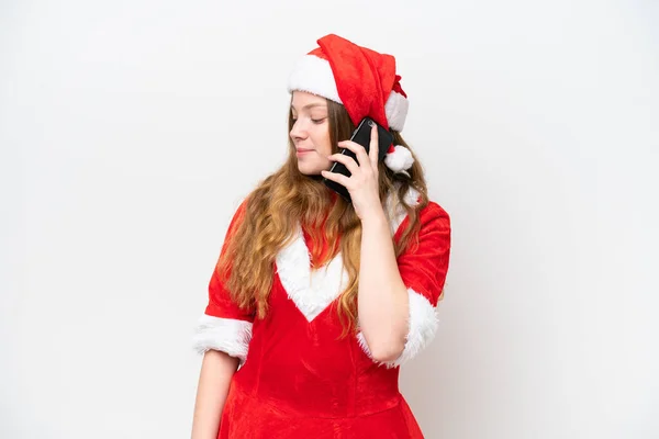 穿着白色背景的圣诞礼服的年轻的高加索女人和别人用手机聊天 — 图库照片