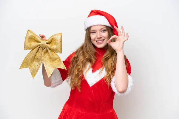 Mujer Joven Caucásica Con Vestido Navidad Sosteniendo Arco Navidad Aislado —  Fotos de Stock
