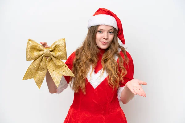 Mladá Běloška Žena Vánoční Šaty Drží Vánoční Luk Izolované Bílém — Stock fotografie