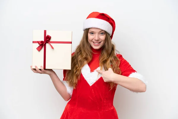 Молода Біла Жінка Різдвяною Сукнею Тримає Подарунок Ізольовано Білому Тлі — стокове фото