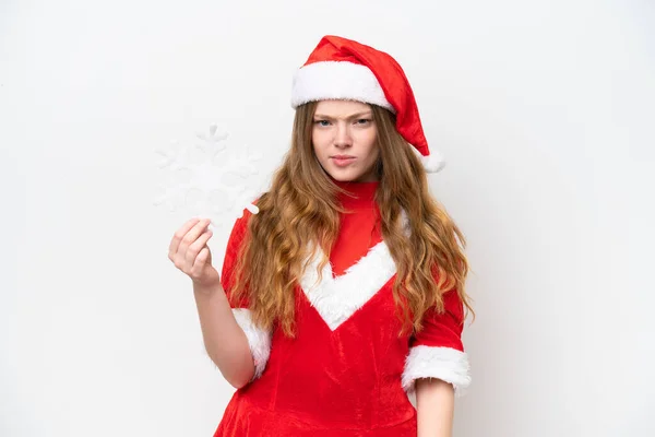 白い背景に雪の結晶を保持しているクリスマスのドレスを持つ若い白人女性悲しい表情 — ストック写真