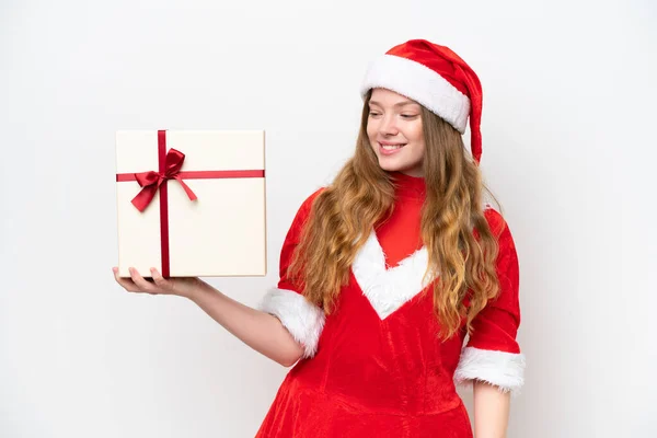 幸せな表情で白い背景に隔離された贈り物を保持クリスマスドレスを持つ若い白人女性 — ストック写真