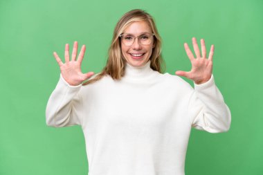 İzole edilmiş arka planda genç sarışın kadın parmaklarıyla 10 kişi sayıyor.