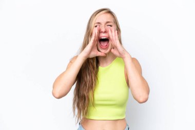 Beyaz arka planda izole edilmiş beyaz bir kadın bağırıyor ve bir şeyler söylüyor.
