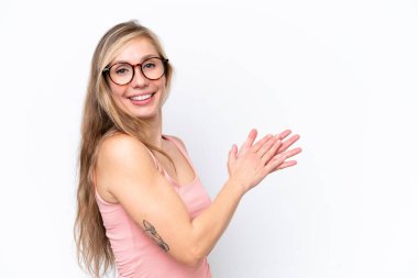Beyaz arka planda izole edilmiş genç beyaz kadın alkışlıyor.