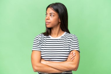 Tecrit edilmiş geçmişi olan genç Afrikalı Amerikalı kadın kollarını kavuşturuyor.