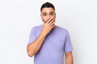 Beyaz arka planda izole edilmiş genç Arap yakışıklı adam sağa bakarken şaşırmış ve şok olmuştu.