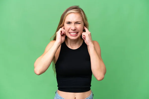 Mladá Blondýna Žena Přes Izolované Pozadí Frustrované Zakrývající Uši — Stock fotografie