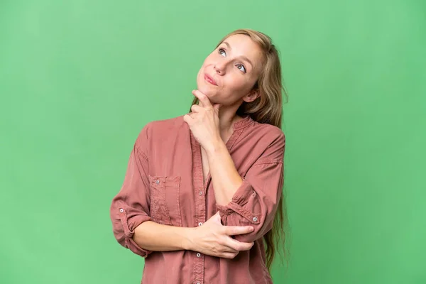 Junge Blonde Frau Mit Isoliertem Hintergrund Und Blick Nach Oben — Stockfoto