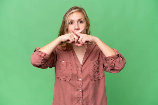 Молодая Блондинка Изолированном Фоне Показывает Знак Молчания Жеста — стоковое фото