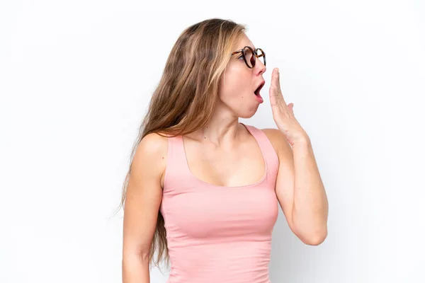 Young Caucasian Woman Isolated White Background Yawning Covering Wide Open — Stock Photo, Image