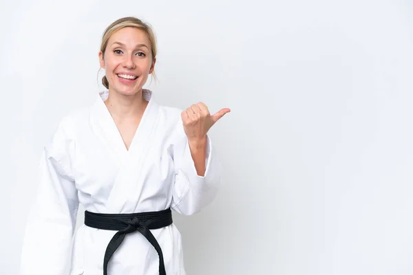 Mujer Joven Caucásica Haciendo Karate Aislado Sobre Fondo Blanco Apuntando — Foto de Stock