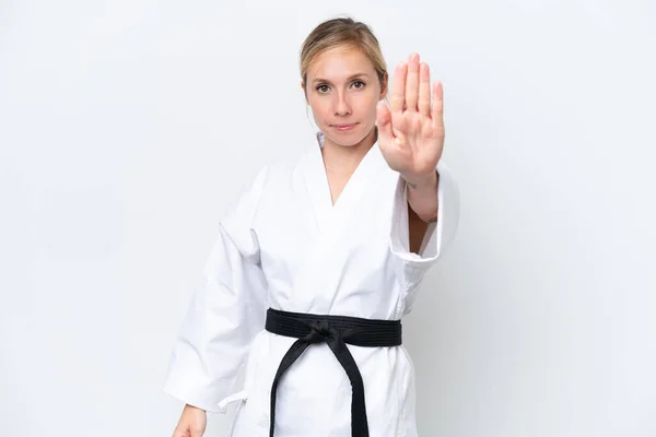 Joven Mujer Caucásica Haciendo Karate Aislado Sobre Fondo Blanco Haciendo — Foto de Stock