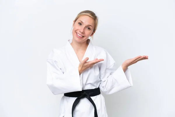 Mujer Caucásica Joven Haciendo Karate Aislado Sobre Fondo Blanco Extendiendo — Foto de Stock