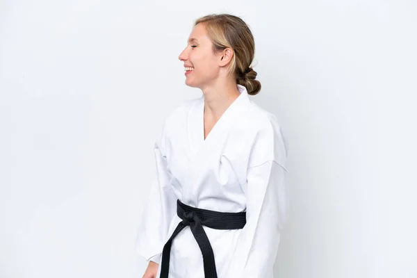 Ung Kaukasisk Kvinna Gör Karate Isolerad Vit Bakgrund Skrattar Sidoläge — Stockfoto