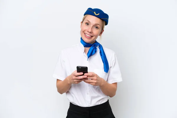 白い背景に隔離された飛行機ブロンドスチュワーデス女性モバイルとのメッセージを送信 — ストック写真
