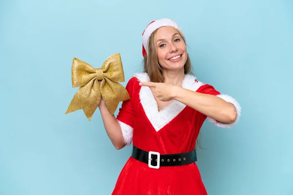 Junge Blonde Frau Als Mama Claus Verkleidet Hält Eine Weihnachtsschleife — Stockfoto