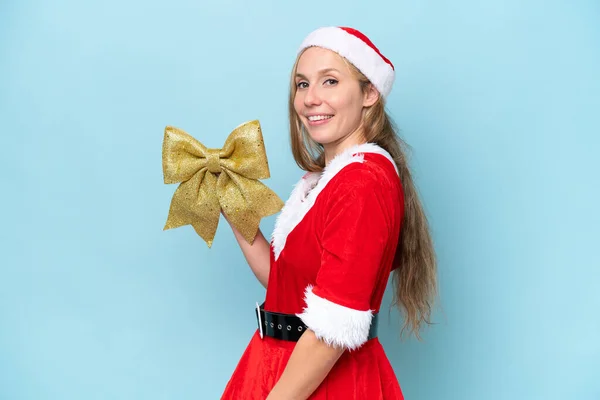Ung Blond Kvinna Klädd Som Mama Claus Håller Jul Båge — Stockfoto