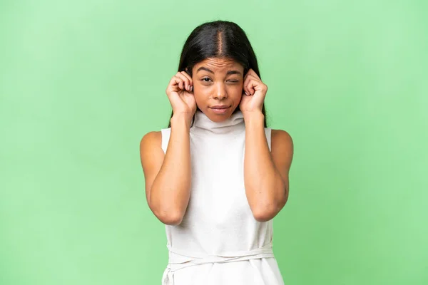 Junge Afroamerikanerin Über Isolierten Hintergrund Frustriert Und Mit Verdeckten Ohren — Stockfoto