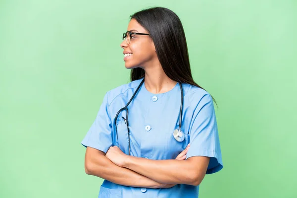 Junge Afroamerikanische Krankenschwester Frau Über Isolierten Hintergrund Suchen Seite — Stockfoto