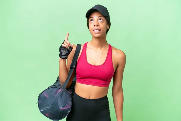 年轻的非裔美籍体育女子 身披运动包 身披孤立的背景 举手投足 令人惊讶 — 图库照片