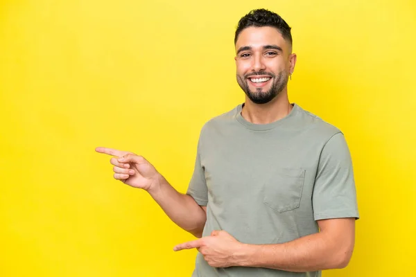 Mladý Arab Hezký Muž Izolovaný Žlutém Pozadí Překvapený Ukazuje Stranou — Stock fotografie