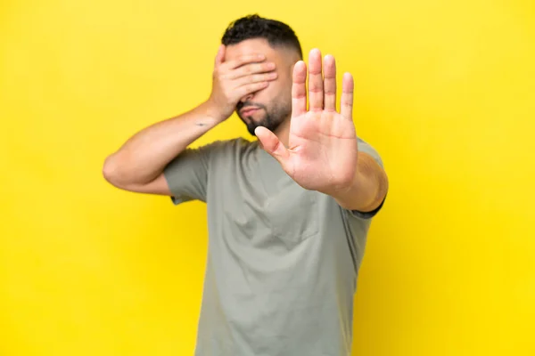 Mladý Arab Pohledný Muž Izolovaný Žlutém Pozadí Dělat Stop Gesto — Stock fotografie