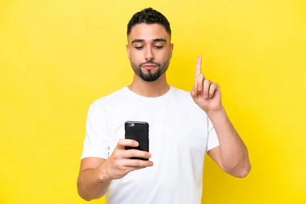 Hombre Joven Árabe Guapo Aislado Sobre Fondo Amarillo Usando Teléfono —  Fotos de Stock
