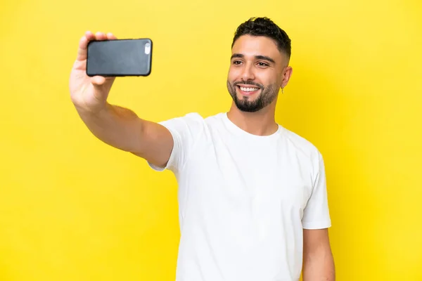 Mladý Arab Hezký Muž Izolované Žlutém Pozadí Dělat Selfie Mobilním — Stock fotografie