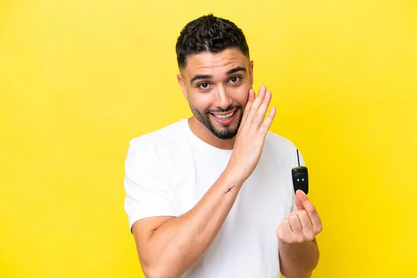 Mladý Arab Muž Drží Klíče Auta Izolované Žlutém Pozadí Šeptající — Stock fotografie