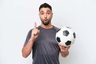Arap genç futbolcu beyaz arka planda izole edilmiş bir şekilde parmağını kaldırarak çözümü anlamaya çalışıyor.