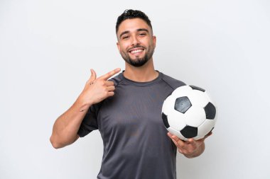 Arap futbolcu genç adam beyaz arka planda izole edilmiş bir şekilde baş parmak hareketi yapıyor.
