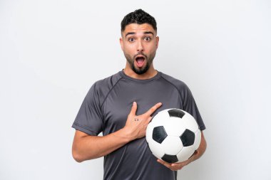 Arap futbolcu beyaz arka planda izole edilmiş genç bir adam sağa bakarken şaşırmış ve şok olmuştu.
