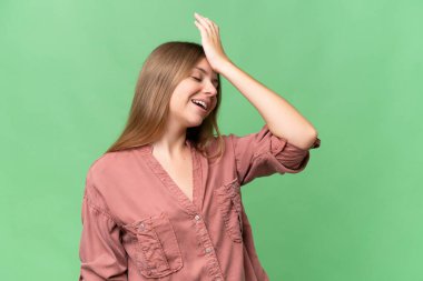 Genç, güzel, sarışın bir kadın izole edilmiş geçmişinde bir şey fark etti ve çözüme yöneldi.