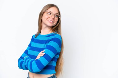 Sarışın, güzel bir kadın beyaz arka planda soyutlanmış, kolları bağlı ve mutlu.